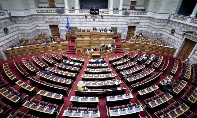 Βουλή: Υπερψηφίστηκε το νομοσχέδιο για τις μειώσεις ασφαλιστικών εισφορών