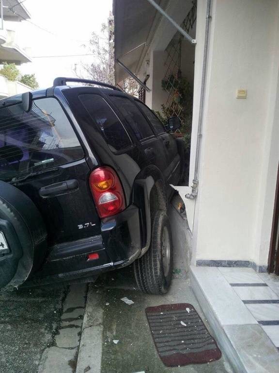 Απίστευτο τροχαίο στη Λάρισα: Τζιπ προσγειώθηκε σε μπαλκόνι σπιτιού! (pics)