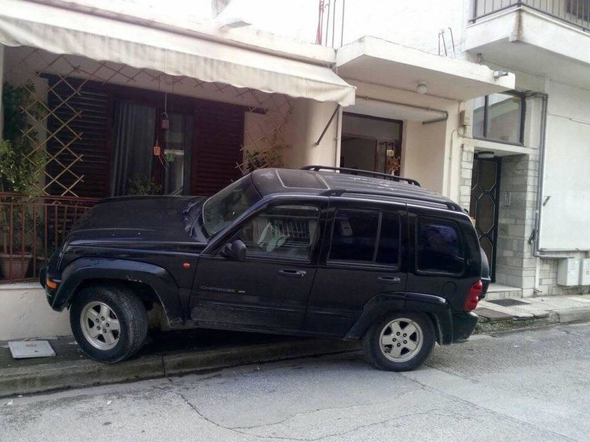 Απίστευτο τροχαίο στη Λάρισα: Τζιπ προσγειώθηκε σε μπαλκόνι σπιτιού! (pics)