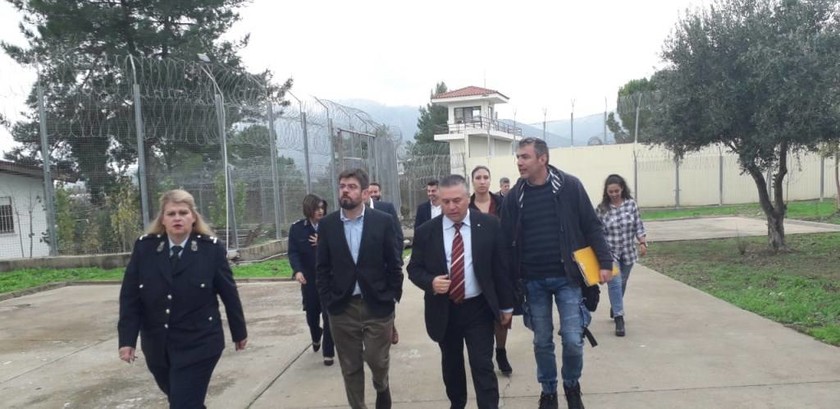 Στις φυλακές Θηβών ο υπουργός Δικαιοσύνης: Επισκέφτηκε την καθαρίστρια (pics)