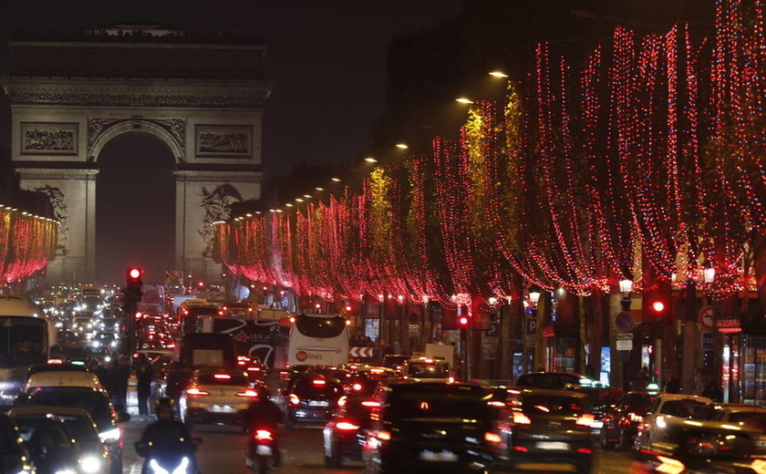 Χριστούγεννα 2018: Το Παρίσι φωταγωγήθηκε με χιλιάδες λαμπιόνια και το θέαμα είναι μαγευτικό! (pics)