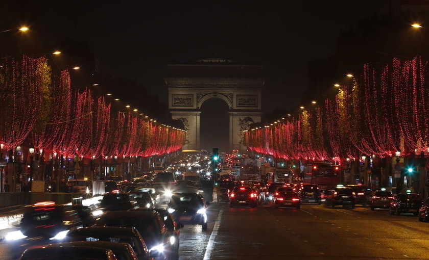 Χριστούγεννα 2018: Το Παρίσι φωταγωγήθηκε με χιλιάδες λαμπιόνια και το θέαμα είναι μαγευτικό! (pics)