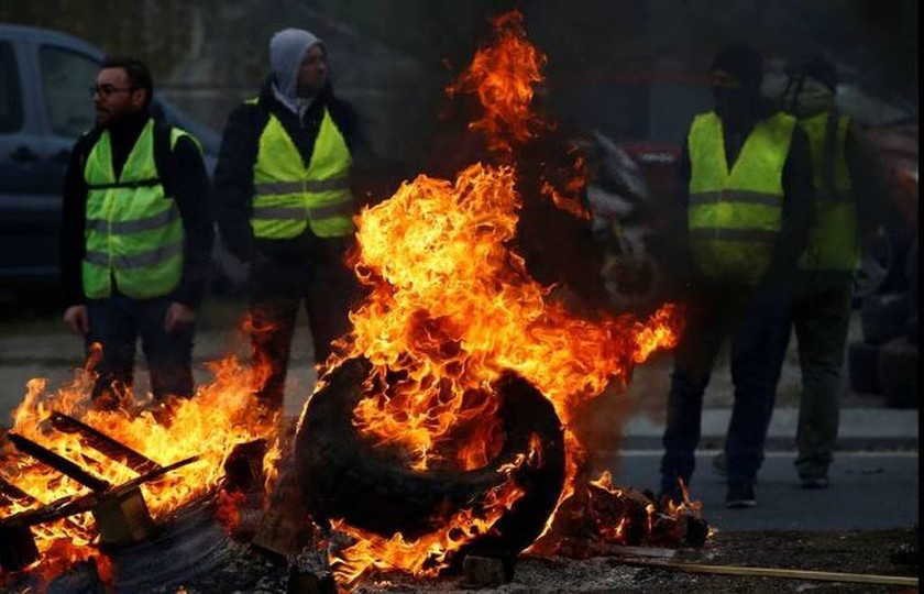 Συναγερμός στη Γαλλία: Άνδρας απειλεί με χειροβομβίδα να ανατιναχθεί σε εμπορικό κέντρο (pics+vid)