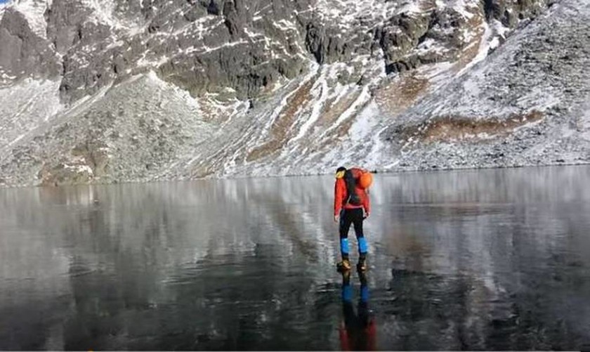 Η απίστευτη αίσθηση να περπατάς πάνω στον καθαρότερο πάγο του πλανήτη (Vid)