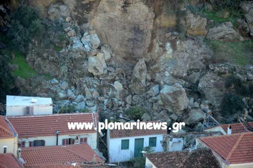 Μυτιλήνη: Συγκλονιστικές εικόνες από κατολίσθηση – Βράχοι «έπνιξαν» σπίτια (pics-vid)