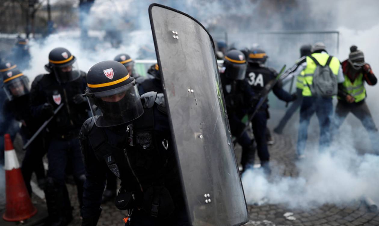 Καζάνι που «βράζει» η Γαλλία: Σοβαρά επεισόδια στο Παρίσι με δακρυγόνα και αύρες (Vids)