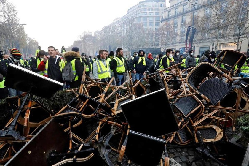 Καζάνι που «βράζει» η Γαλλία: Σοβαρά επεισόδια στο Παρίσι με δακρυγόνα και αύρες - Δείτε LIVE εικόνα