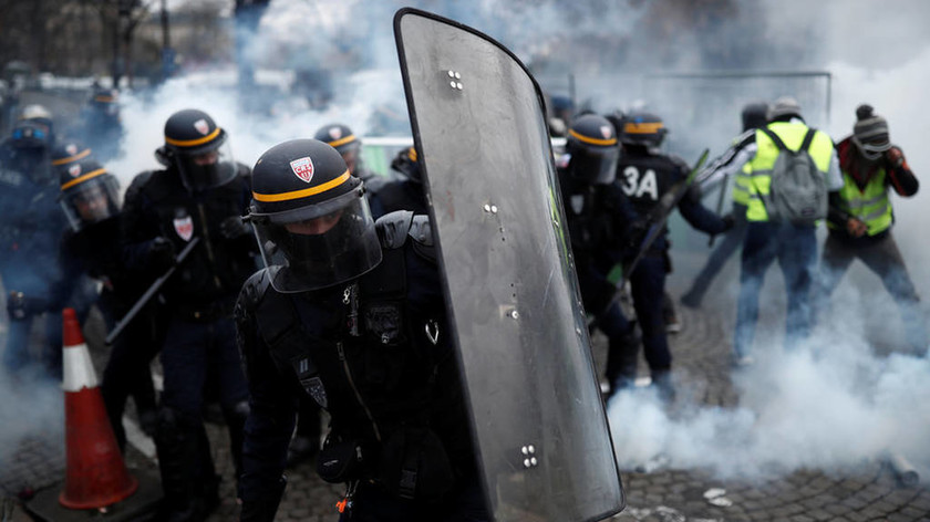 Καζάνι που «βράζει» η Γαλλία: Σοβαρά επεισόδια στο Παρίσι με δακρυγόνα και αύρες - Δείτε LIVE εικόνα