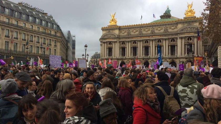 Γαλλία: Δεκάδες χιλιάδες διαδηλωτές στους δρόμους κατά της σεξιστικής και σεξουαλικής βίας (vids)