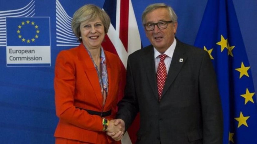 Brexit: Στις Βρυξέλλες η Μέι – Την υποδέχθηκε ο Γιούνκερ (vid+pics)