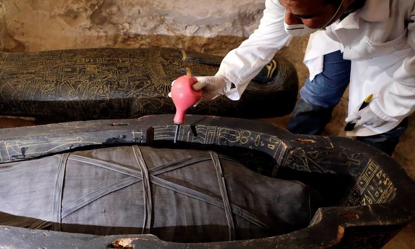 Απίστευτη ανακάλυψη: Η άθικτη σαρκοφάγος έκρυβε μούμια 3.000 ετών! (pics)