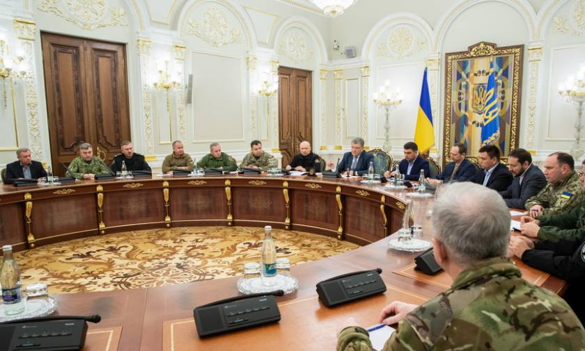 «Τύμπανα» πολέμου μεταξύ Ρωσίας – Ουκρανίας: Στρατιωτικό νόμο θέλει να κηρύξει το Κίεβο (pics+vids)