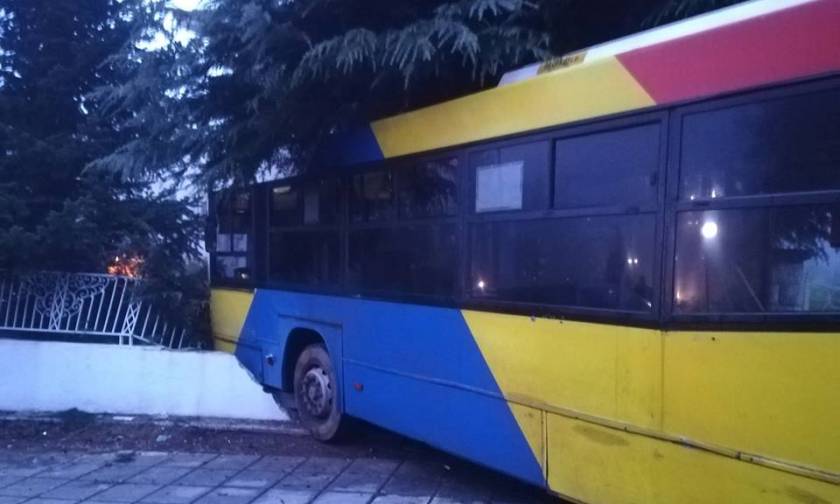 Τροχαίο με λεωφορείο του ΟΑΣΘ: «Καρφώθηκε» σε φράχτη σπιτιού (pics+vid)