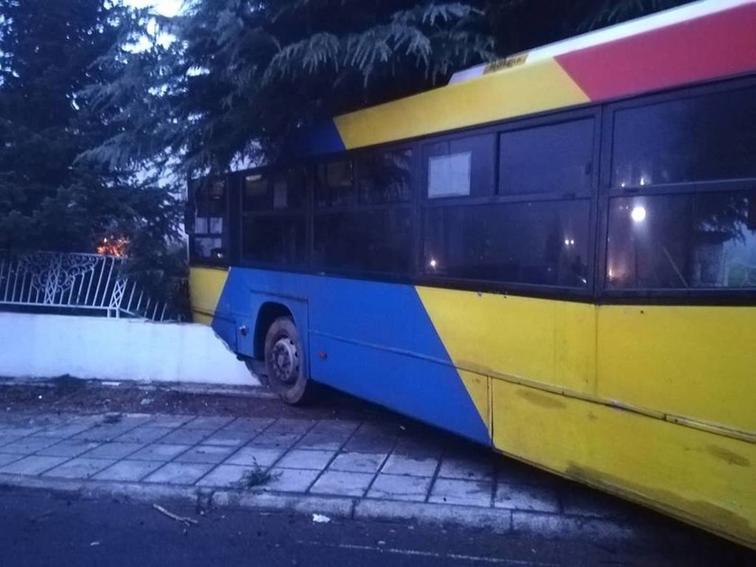 Τροχαίο με λεωφορείο του ΟΑΣΘ: «Καρφώθηκε» σε φράχτη σπιτιού (pics)