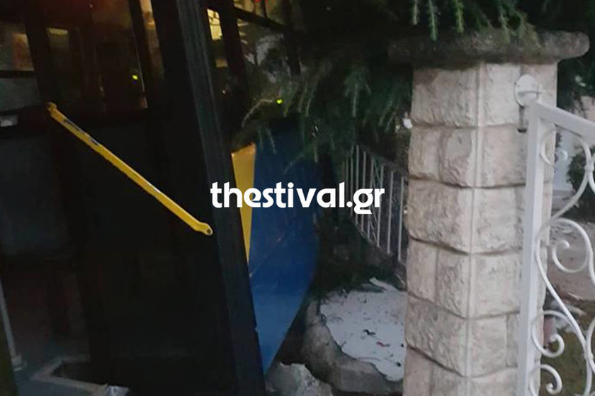 Τροχαίο με λεωφορείο του ΟΑΣΘ: «Καρφώθηκε» σε φράχτη σπιτιού (pics)