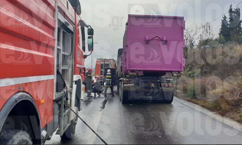 Βόλος: Φορτηγό τυλίχθηκε στις φλόγες - Άγιο είχε ο οδηγός (pics)