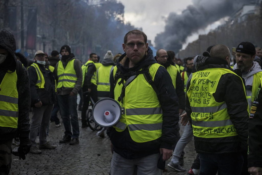 «Έξαλλος» ο Μακρόν με τα «κίτρινα γιλέκα»: «Αυτό δεν ήταν διαδήλωση, ήταν πόλεμος» (Pics+Vids)