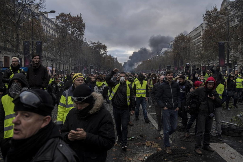 «Έξαλλος» ο Μακρόν με τα «κίτρινα γιλέκα»: «Αυτό δεν ήταν διαδήλωση, ήταν πόλεμος» (Pics+Vids)