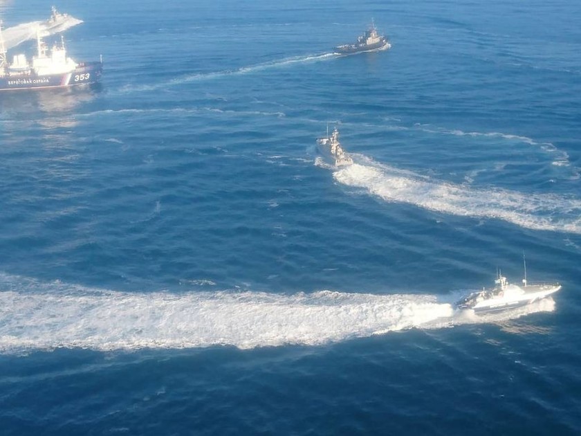 Τύμπανα πολέμου: Δείτε καρέ - καρέ τη στιγμή που το ρωσικό πολεμικό πλοίο εμβολίζει το ουκρανικό 