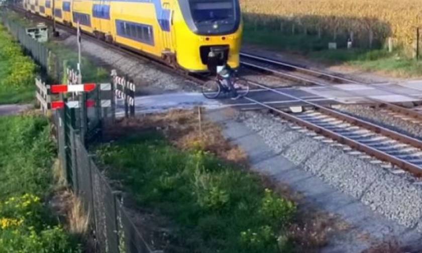 Η ανατριχιαστική στιγμή που τρένο παραλίγο να κόψει στα δύο ποδηλάτη (vid)