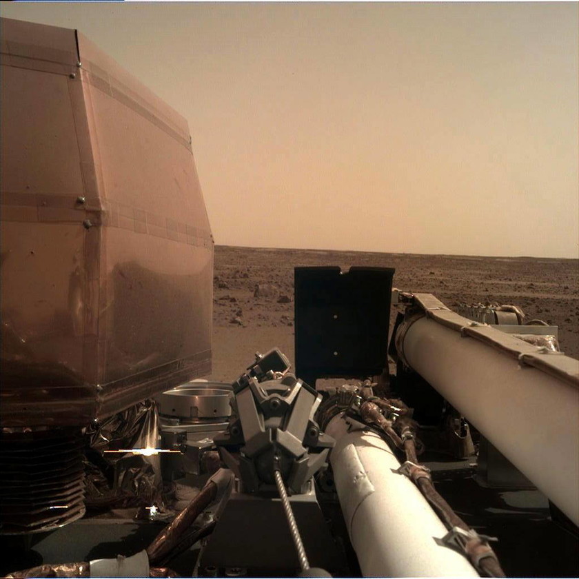NASA: Αυτή είναι η πρώτη καθαρή φωτογραφία του InSight από τον πλανήτη Άρη (Pics+Vids)