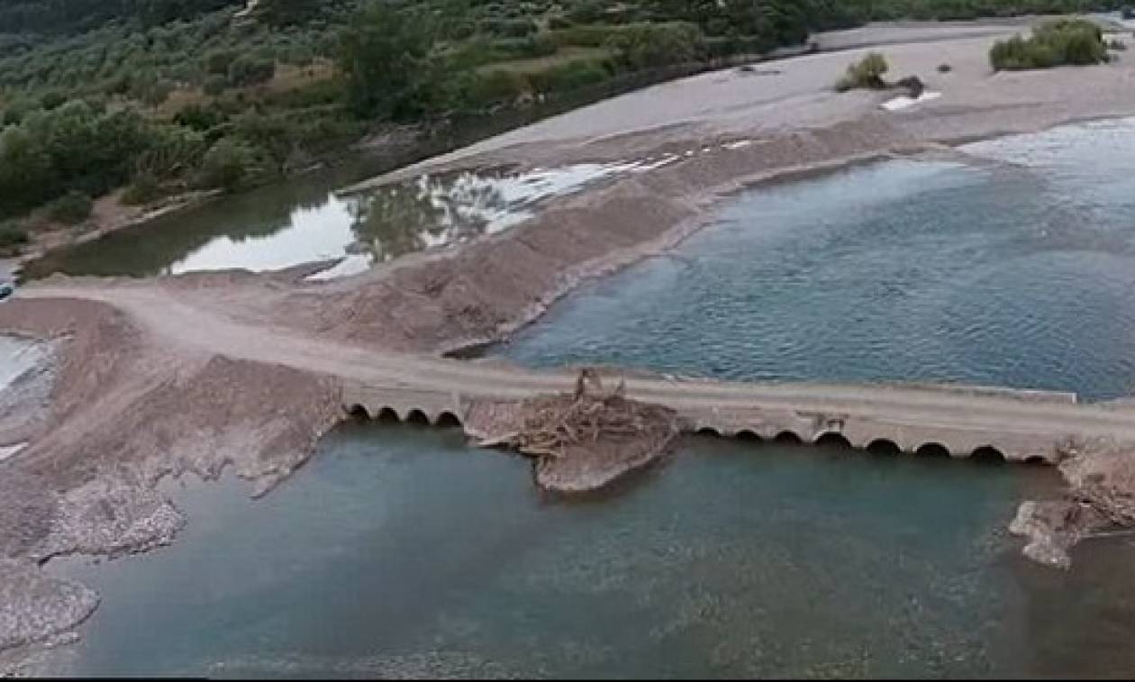 Η «Πηνελόπη» γκρέμισε τη γέφυρα που ενώνει το Παραδείσι Αγρινίου με το Τρίκορφο Ναυπακτίας (vid)