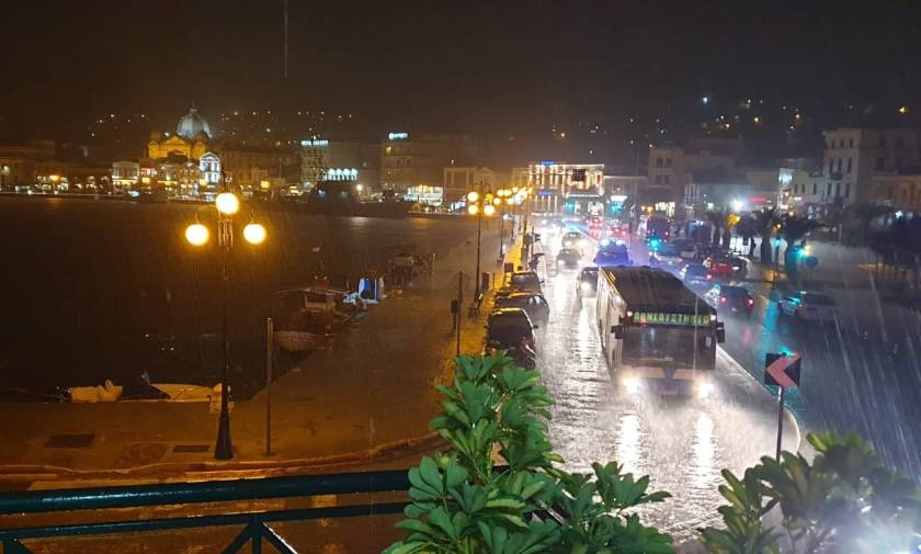 Καιρός: Σφοδρές βροχοπτώσεις σαρώνουν τη Μυτιλήνη