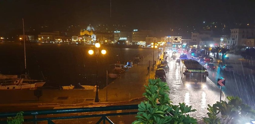 Καιρός: Προβλήματα από τη σφοδρή βροχόπτωση στη Μυτιλήνη