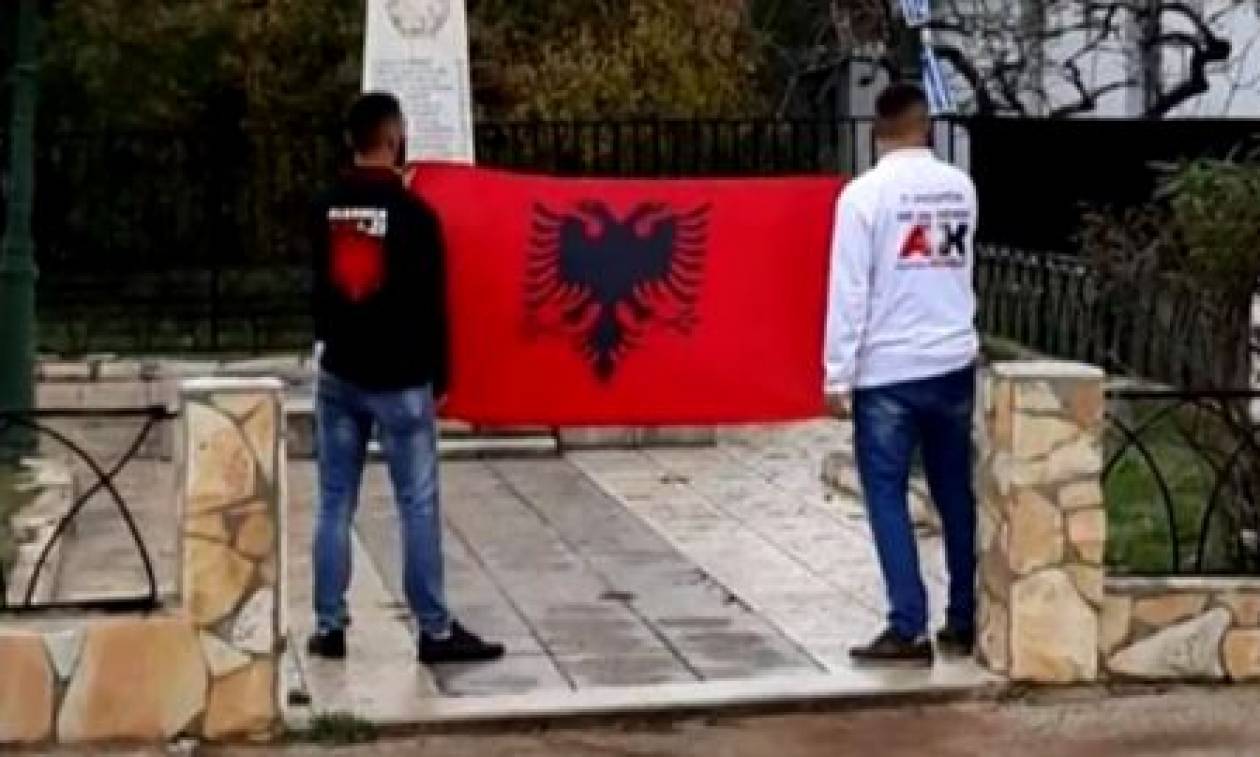 Απαράδεκτη πρόκληση: Αλβανοί κατέβασαν την ελληνική σημαία στο Κιάτο (vid)