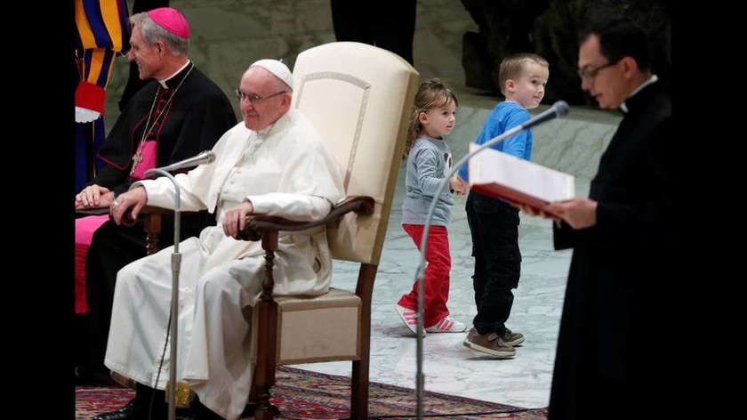 Κωφάλαλο αγοράκι σαμποτάρισε την ομιλία του Πάπα και η συγκινητική αντίδραση του Ποντίφικα ήταν αυτή