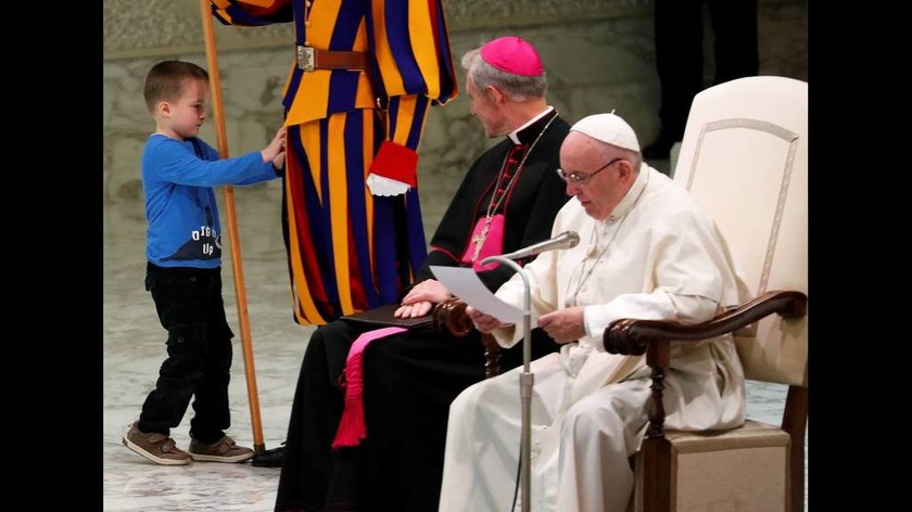 Κωφάλαλο αγοράκι σαμποτάρισε την ομιλία του Πάπα και η συγκινητική αντίδραση του Ποντίφικα ήταν αυτή