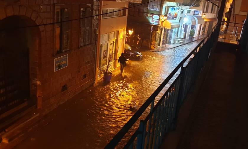Καιρός: «Έβρεξε» προβλήματα στη Μυτιλήνη - Υπερχείλισε ποταμός (vids)