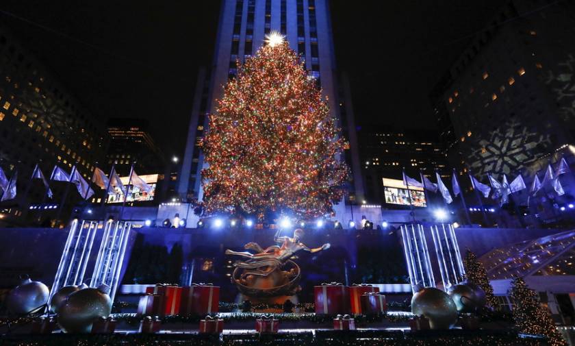 Χριστούγεννα 2018: Παραμυθένιο σκηνικό - Άναψε το χριστουγεννιάτικο δέντρο στην πλατεία Ροκφέλερ