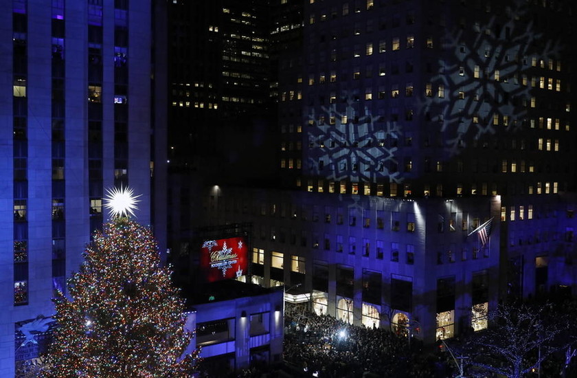 Χριστούγεννα 2018: Παραμυθένιο σκηνικό - Άναψε το χριστουγεννιάτικο δέντρο στην πλατεία Ροκφέλερ