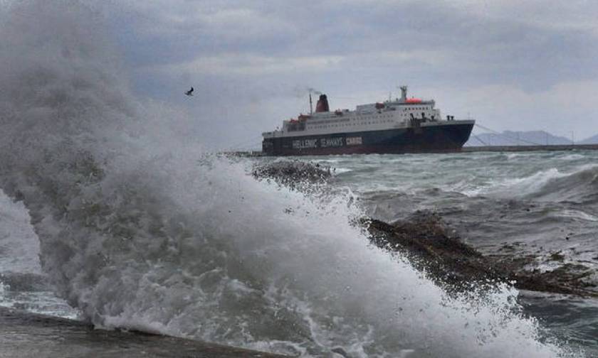 Strong winds keep ships docked in ports