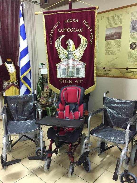 Η Εύξεινος Λέσχη Χαρίεσσας παρέδωσε τρία αναπηρικά αμαξίδια συλλέγοντας πλαστικά καπάκια
