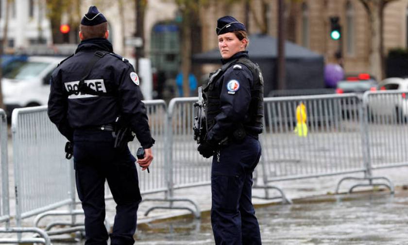 Λήξη συναγερμού στη Γαλλία: Στα χέρια των Αρχών η γυναίκα που απειλούσε να ανατιναχθεί