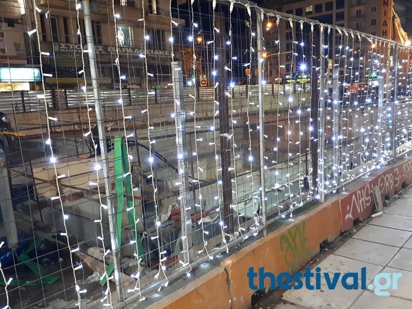 Θεσσαλονίκη: Φωταγωγήθηκαν ενόψει Χριστουγέννων οι γερανοί στα εργοτάξια του Μετρό