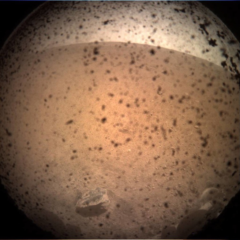Συνεχίζει τη… καλή δουλειά το InSight της NASA – Δείτε τις απίστευτες φωτογραφίες του από τον Άρη