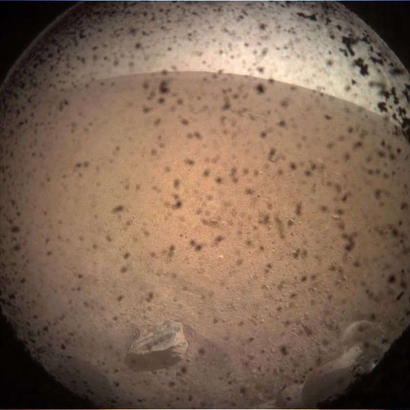 Συνεχίζει τη… καλή δουλειά το InSight της NASA – Δείτε τις απίστευτες φωτογραφίες του από τον Άρη