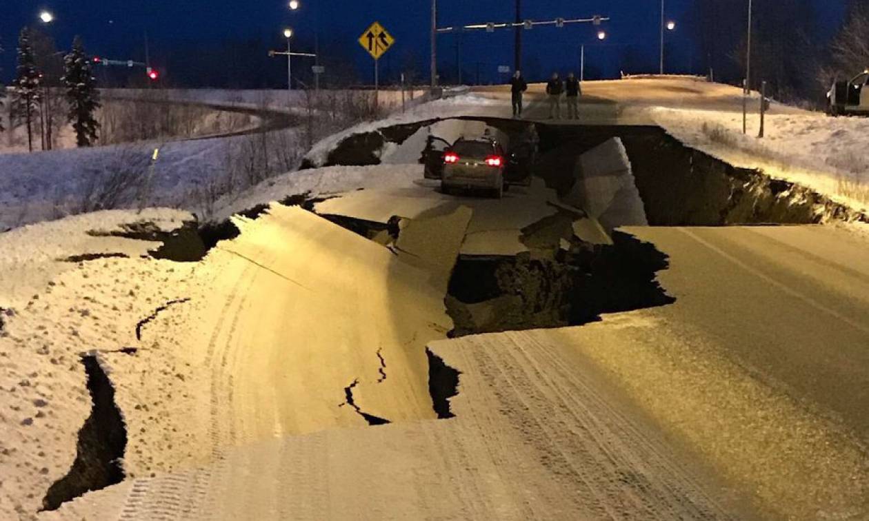 Τεράστιες καταστροφές από τον σεισμό που συγκλόνισε την Αλάσκα - Άνοιξαν στα δύο οι δρόμοι (Pics)