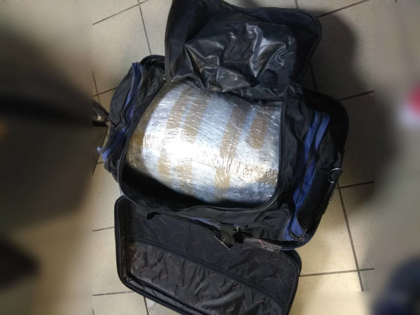 Χαλκίδα: 40χρονος μετέφερε σε αποσκευές 22 κιλά κάνναβης (pics)