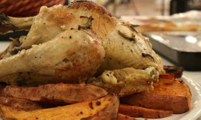 Η συνταγή της ημέρας: Κοτόπουλο στη γάστρα με γάλα, φασκόμηλο και ψητές γλυκοπατάτες