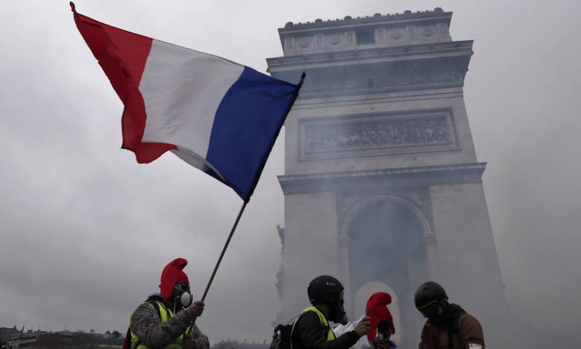 Πεδίο μάχης το Παρίσι: Επεισόδια και δακρυγόνα σε διαδήλωση των «κίτρινων γιλέκων» (pics+vid)
