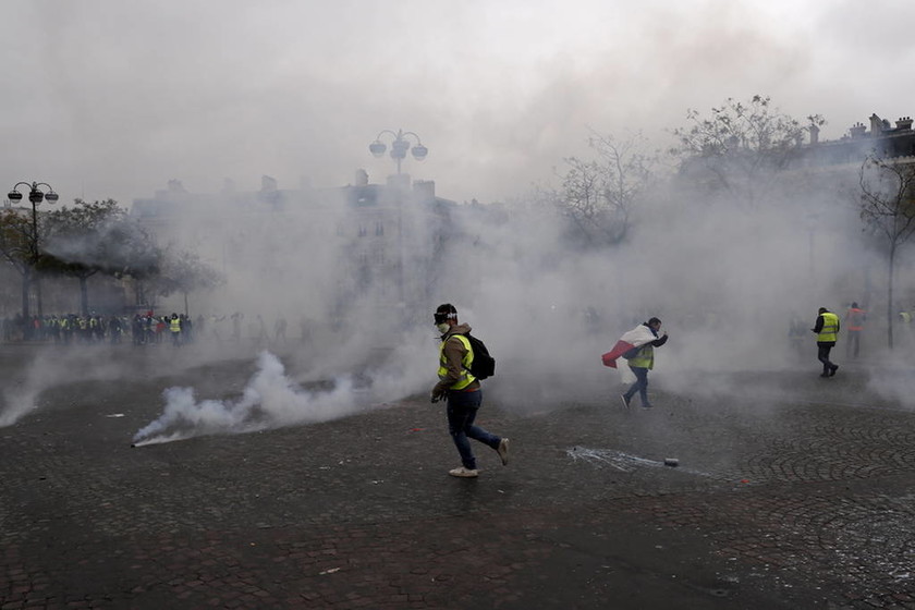 Πεδίο μάχης το Παρίσι: Επεισόδια και δακρυγόνα σε διαδήλωση των «κίτρινων γιλέκων» (pics)
