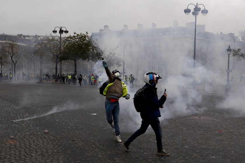 Πεδίο μάχης το Παρίσι: Επεισόδια και δακρυγόνα σε διαδήλωση των «κίτρινων γιλέκων» (pics)