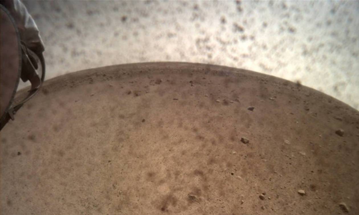 «Μαγεύουν» οι πρώτες «καθαρές» φωτογραφίες του InSight από τον Άρη