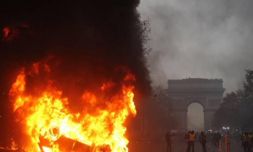 Στις φλόγες το Παρίσι: «Κόλαση» με φωτιές, συγκρούσεις, τραυματίες και αντάρτικο «κίτρινων γιλέκων»