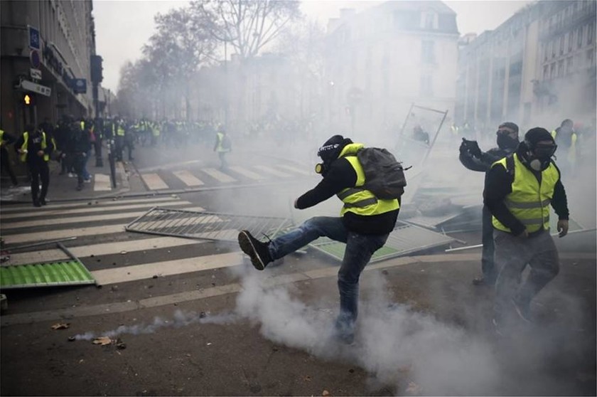 «Βομβαρδισμένο» τοπίο το Παρίσι: Συγκρούσεις, συλλήψεις και τραυματίες με φόντο τα «κίτρινα γιλέκα»