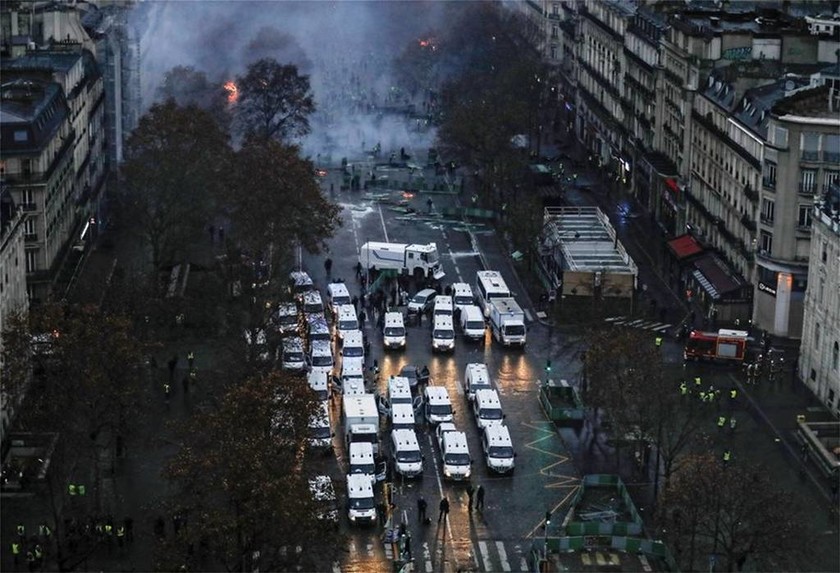 «Βομβαρδισμένο» τοπίο το Παρίσι: Συγκρούσεις, συλλήψεις και τραυματίες με φόντο τα «κίτρινα γιλέκα»